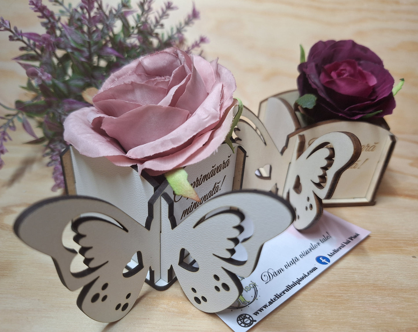 Cutie de lemn pentru aranjament din flori- Fluture