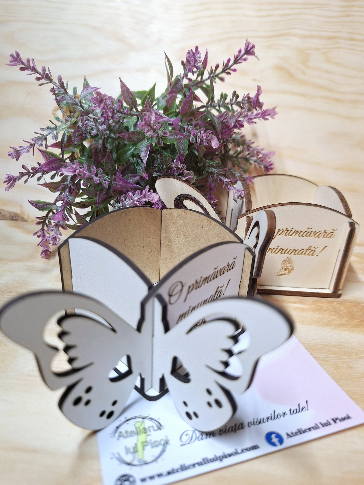 Cutie de lemn pentru aranjament din flori- Fluture