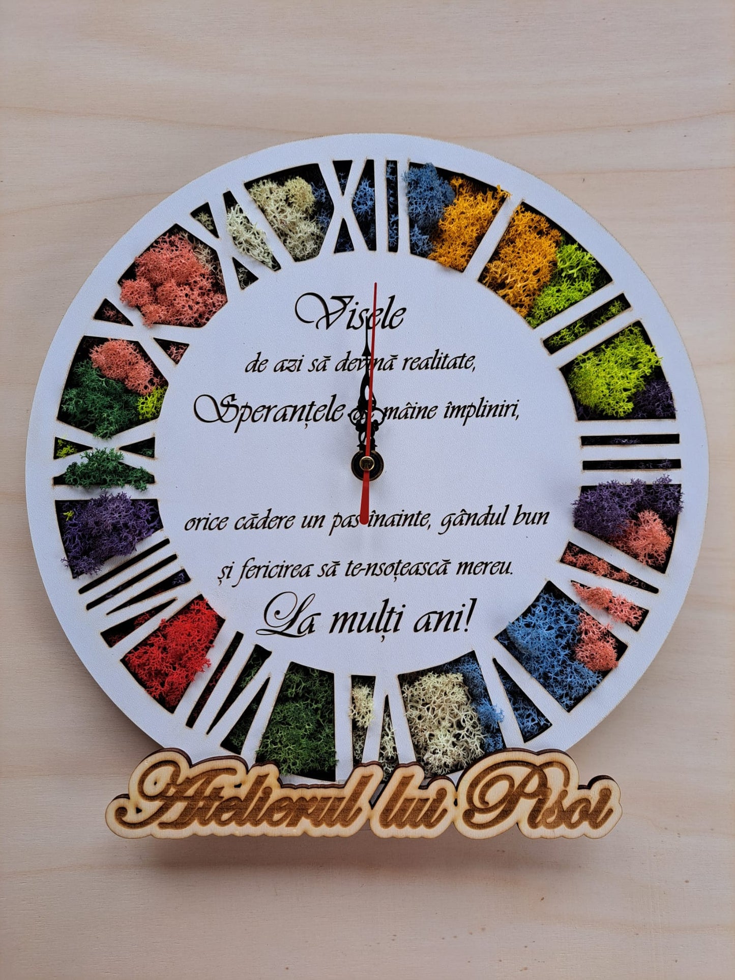 Ceas cu licheni si mesaj personalizat (model cifre romane)
